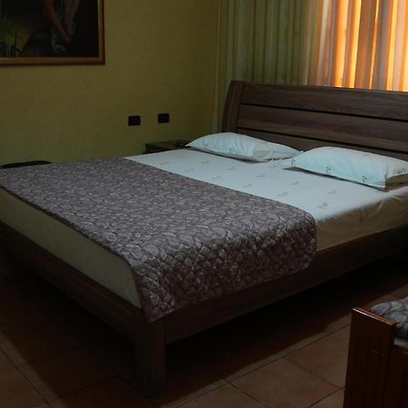 Alen Bar Hotel Tirana Esterno foto
