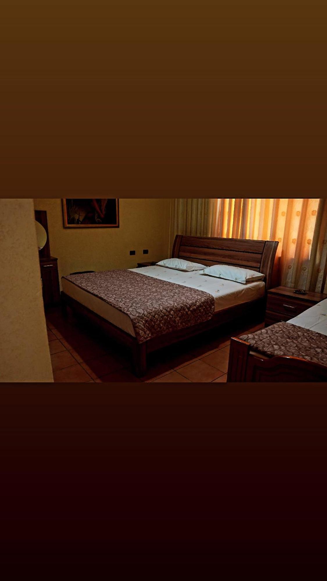Alen Bar Hotel Tirana Esterno foto