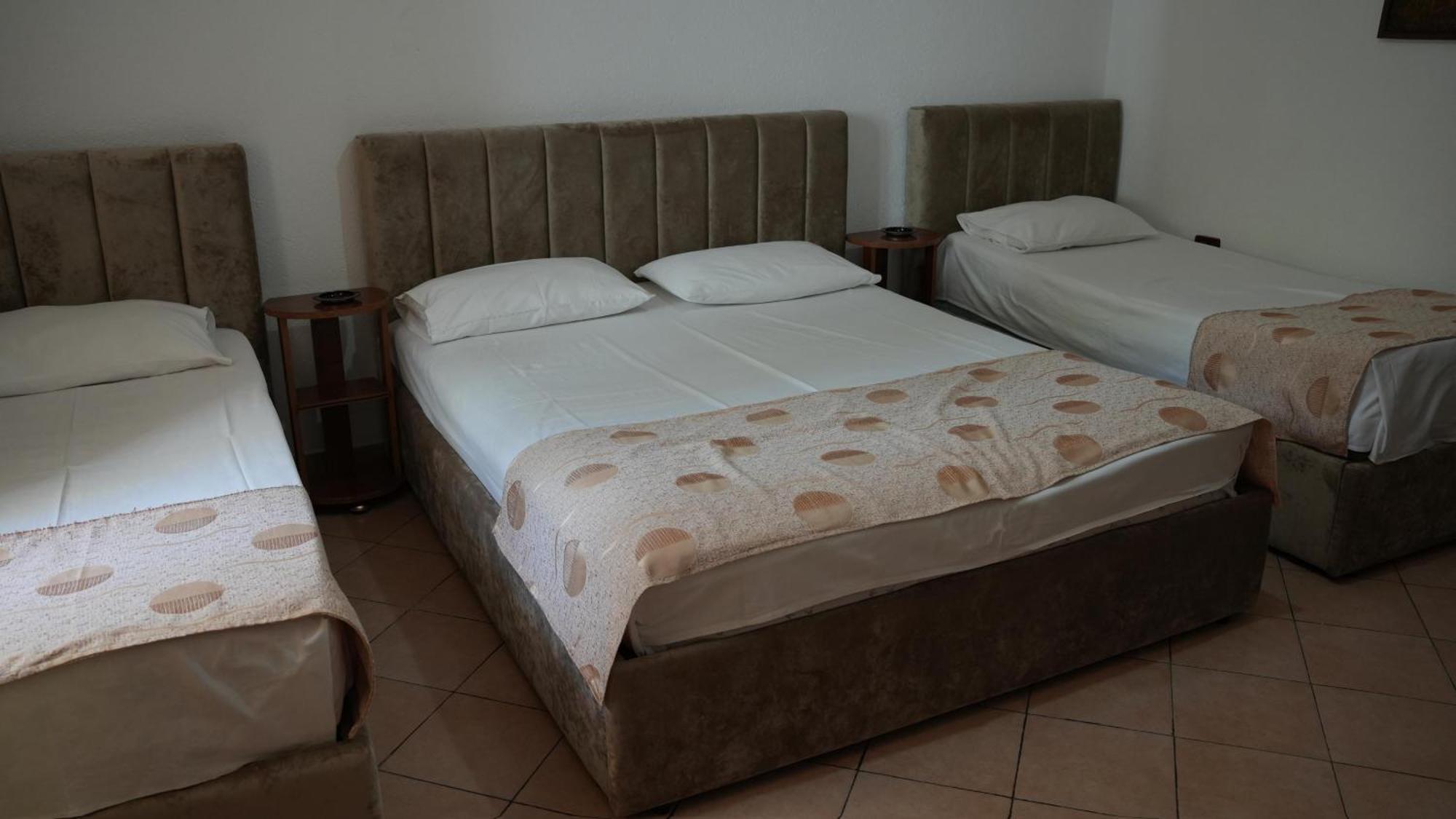 Alen Bar Hotel Tirana Esterno foto